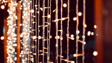 Comment créer une ambiance féerique avec des rideaux lumineux pour vos fêtes ?