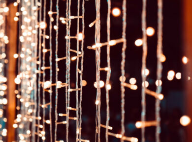 Comment créer une ambiance féerique avec des rideaux lumineux pour vos fêtes ?