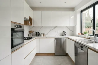 Cuisine équipée clé en main avec appareils électroménagers Beko intégrés dans des meubles blancs laqués et plan de travail en marbre
