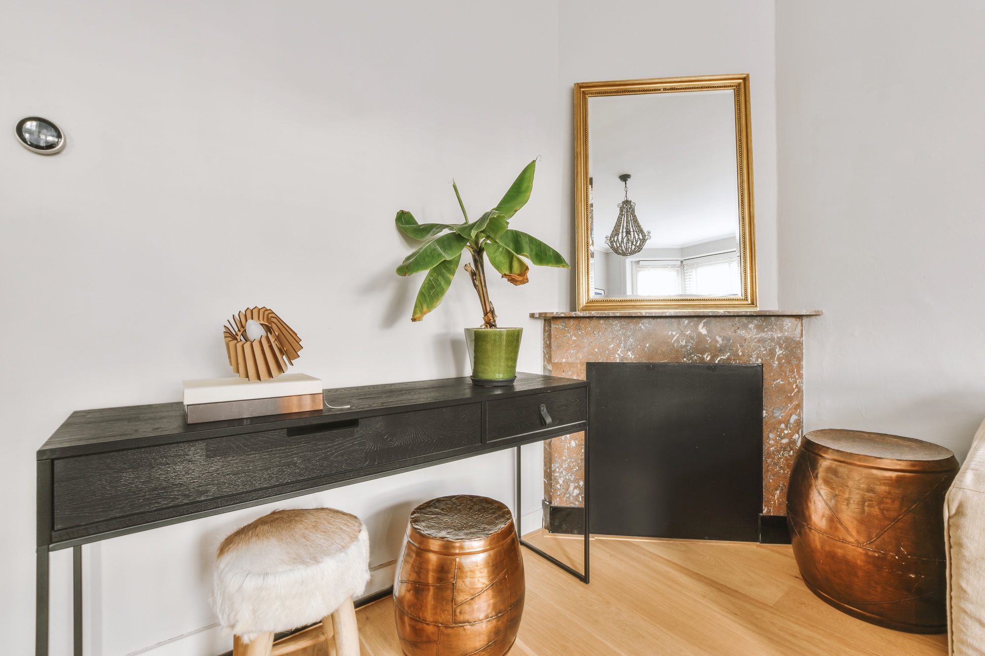 Decoration of a residential apartment with souvenirs
