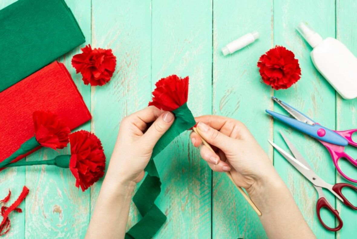 Tuto : comment réaliser de jolies fleurs en papier crépon pour une déco DIY