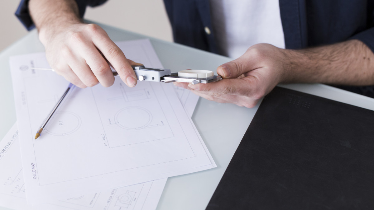 homme travaillant sur un devis et plans