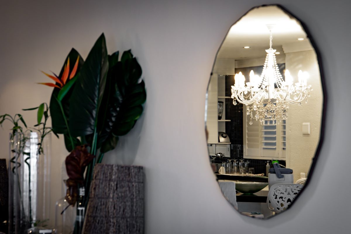 Des miroirs déco pour agrandir visuellement votre espace : astuces et idées