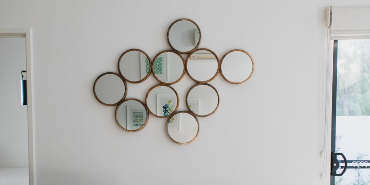 Décoration murale comment disposer plusieurs miroirs sur un même mur