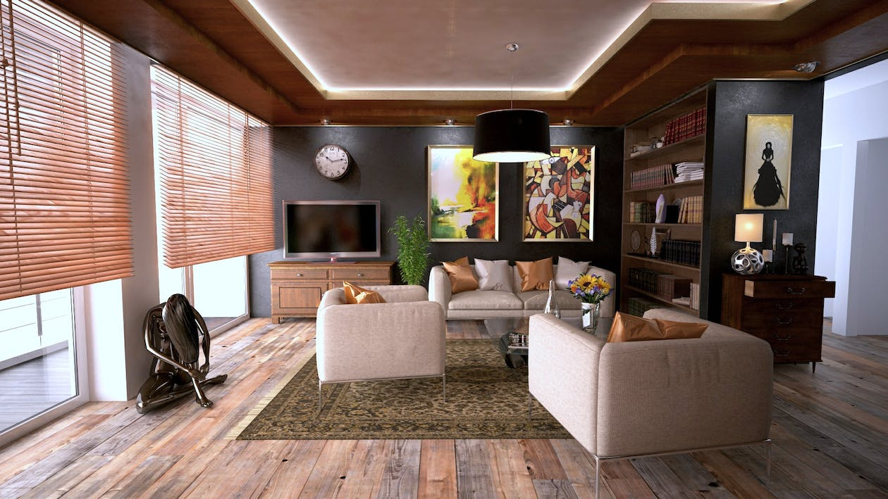 Les couleurs idéales à associer avec un parquet foncé dans votre salon
