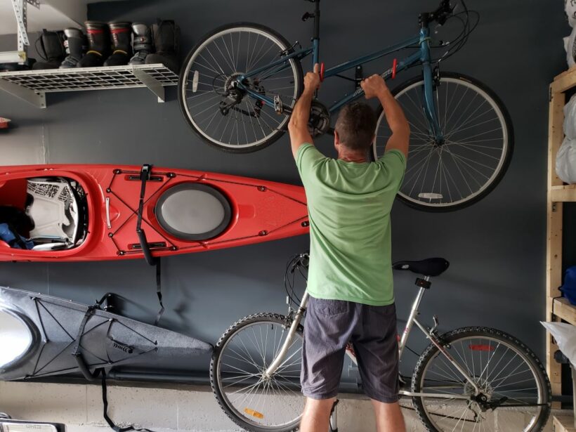 15 options incroyables pour ranger les vélos à l'intérieur et à l'extérieur  - Organisation du garage CoolYeah et roulettes