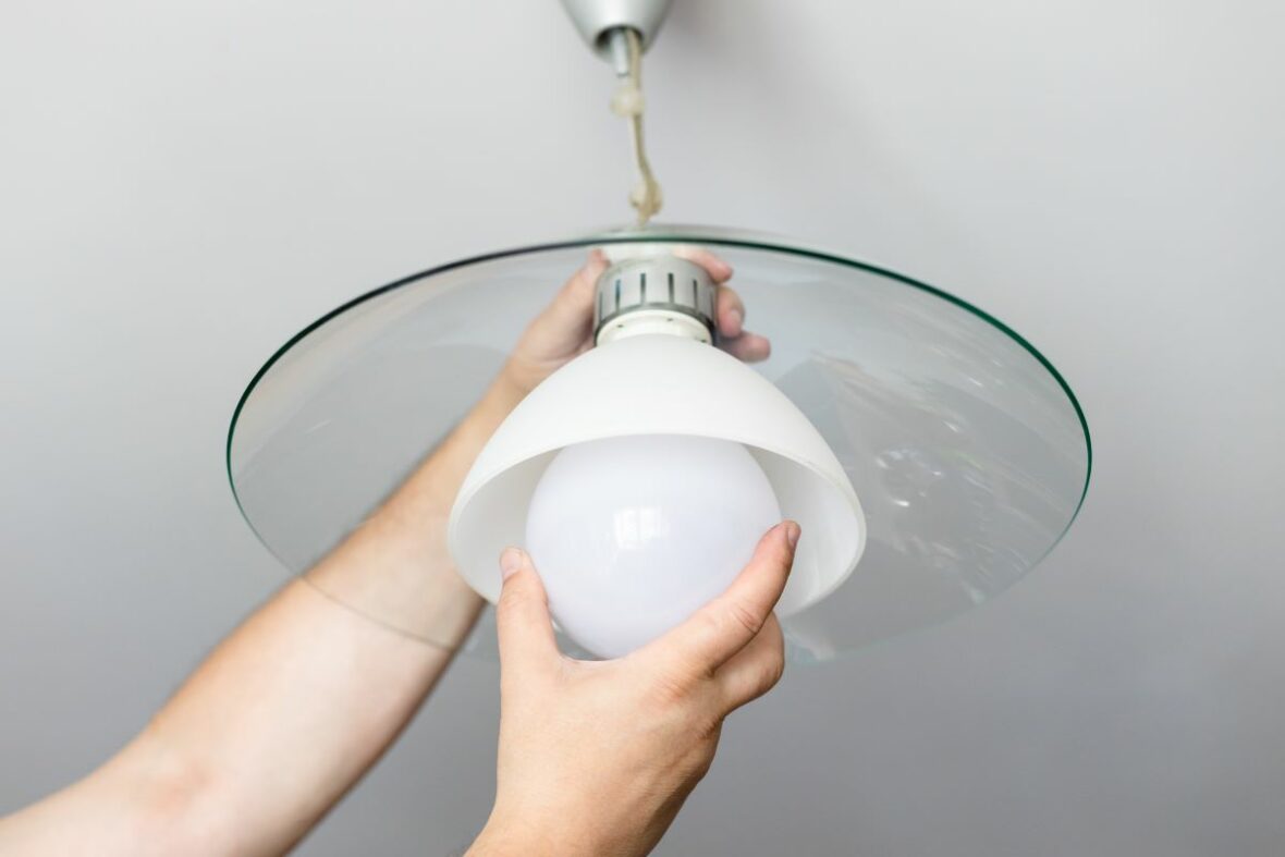 Comment installer une suspension sur un plafond cathédrale ? Guide pratique