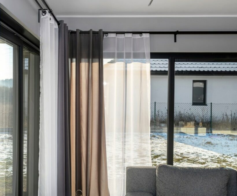 Des tiges de rideaux pour baies vitrées